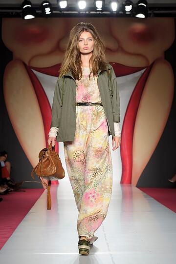 Die Mulberry-Fashion-Show für die Saison Frühling/Sommer 2012: Mode im Candy-Look