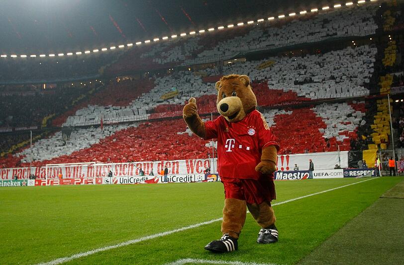 Die Bayern haben am Mittwoch im Champions League-Spiel gegen Neapel nicht nur auf dem Platz, sondern auch auf den Rängen richtig losgelegt. Mit einer beeindruckenden Choreographie und lautstarker Unterstützung peitschten die Fans ihr Team zum Sieg gegen Neapel.