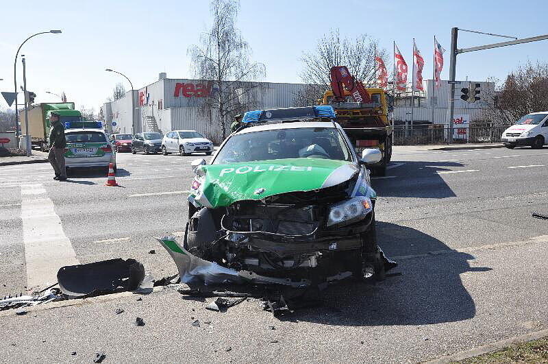 Unfall in Landshut: Auf der Konrad-Adenauerstr. /Ecke Alte Regensburgerstraße kam es zu einem Crash. Auch ein Polizewagen war beteiligt. Die Bilder.