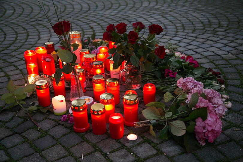 Stille Trauer und ein Zeichen gegen Gewalt: Die Bad Reichenhaller demonstrieren und zünden Kerzen an nach dem Mord in der WM-Nacht.
