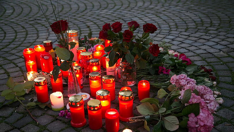 Stille Trauer und ein Zeichen gegen Gewalt: Die Bad Reichenhaller demonstrieren und zünden Kerzen an nach dem Mord in der WM-Nacht. Stille Trauer und ein Zeichen gegen Gewalt: Die Bad Reichenhaller demonstrieren und zünden Kerzen an nach dem Mord in der WM-Nacht.