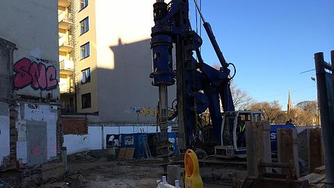 Die Arbeiten für die Tiefgarage sind gestartet. Bald werden hier die "Glockenbachsuiten" hochgezogen. Die frischen Fotos von der Baustelle zum Durchklicken.