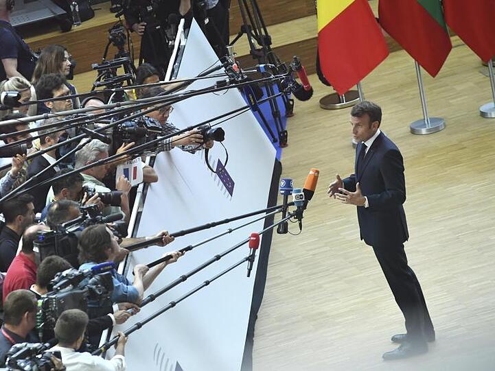 Noch nichts zu verkünden: Frankreichs Präsident Emmanuel Macron während des nächtlichen Verhandlungsmarathons in Brüssel.