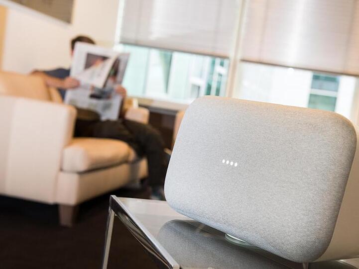 Smarte Lautsprecher wie der Google Home Max schneiden Gespräche mit - die bislang auch von Menschen ausgewertet wurden
