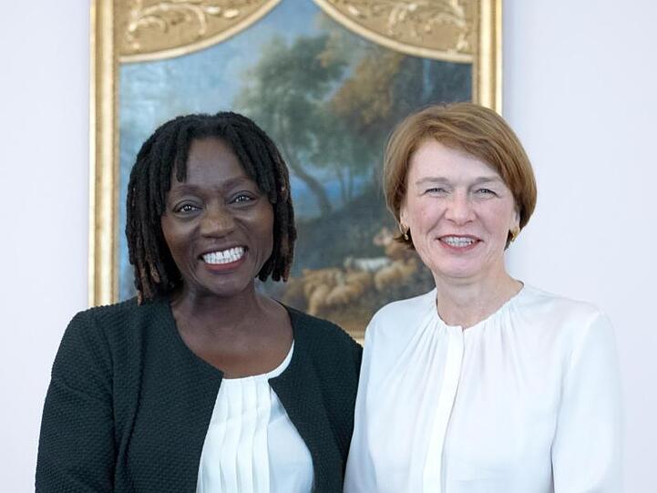 Elke Büdenbender (r), die Frau des Bundespräsidenten, begrüsst Auma Obama, die Halbschwester des ehemaligen US-Präsidenten Obama und Autorin im Berliner Schloss Bellevue.