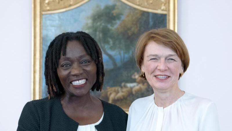 Elke Büdenbender (r), die Frau des Bundespräsidenten, begrüsst Auma Obama, die Halbschwester des ehemaligen US-Präsidenten Obama und Autorin im Berliner Schloss Bellevue. Elke Büdenbender (r), die Frau des Bundespräsidenten, begrüsst Auma Obama, die Halbschwester des ehemaligen US-Präsidenten Obama und Autorin im Berliner Schloss Bellevue.