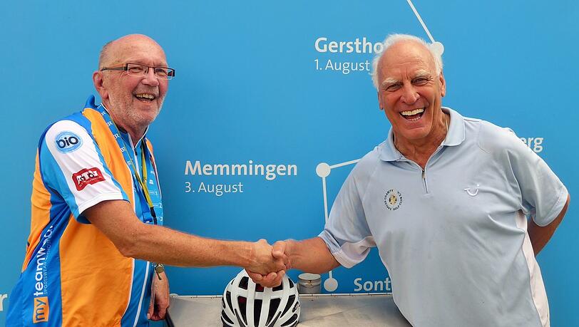 Auch Promis lassen sich gern mit dem Letzten der Radltour fotografieren - hier "Bayern"-Star Franz "Bulle" Roth in Bad Wörishofen. Auch Promis lassen sich gern mit dem Letzten der Radltour fotografieren - hier "Bayern"-Star Franz "Bulle" Roth in Bad Wörishofen.