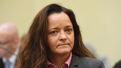 Die damals als Mittäterin bei den Verbrechen der rechtsextremen Terrorzelle "Nationalsozialistischer Untergrund" angeklagte Beate Zschäpe sitzt im Juli 2016 im Gerichtssaal im Münchner Oberlandesgericht.
