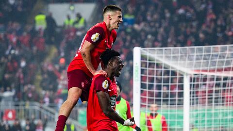 Der FCK um Torschütze Ragnar Ache (r) setzte sich gegen Nürnberg durch.