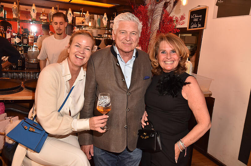 Gut gelaunt beim Opening: Anke Schaffelhuber (v.l.) mit Volker Kumpf und Frau Michaela G. A. M&uuml;ller (Schmuckmanufaktur in Pforzheim)