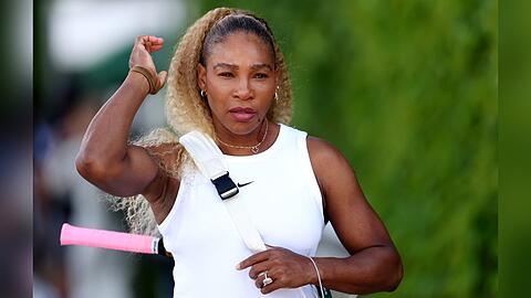 Serena Williams am Sonntag in Wimbledon, auf dem Weg zum Training.