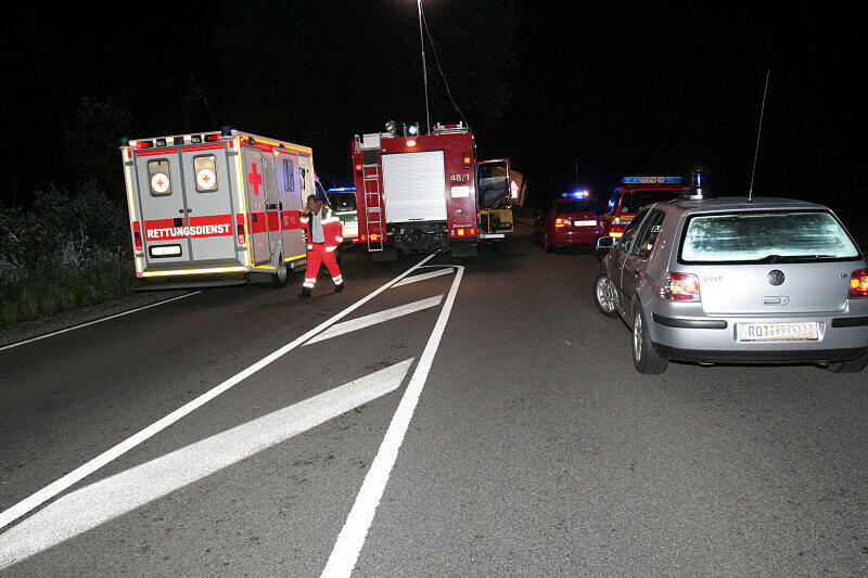 Schrecklicher Unfall bei Rott am Inn: Ein Pkw-Fahrer prallte aus noch ungeklärter Ursache frontal gegen einen Lkw. Der Pkw-Fahrer wurde bei dem Aufprall sofort getötet und  im Fahrzeug eingeklemmt. Fünf Stunden versuchten Hilfskräfte der Feuerwehr, das Opfer zu bergen. Die Bilder.