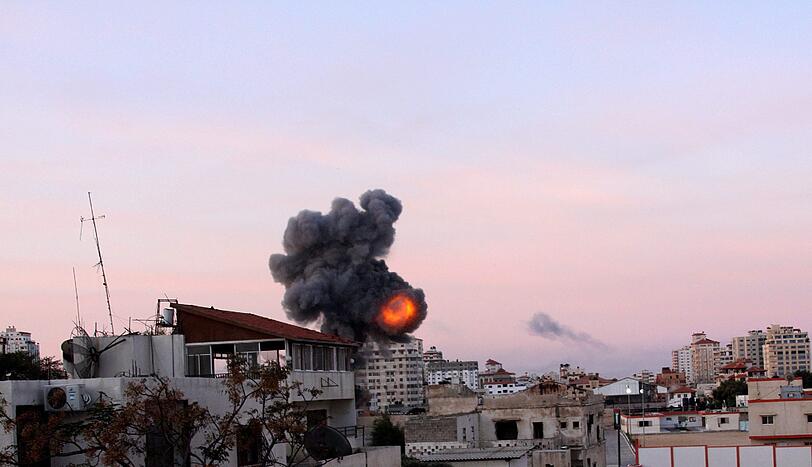 Heftige Rauchsäulen steigen in den Morgenhimmel, nachdem israelische Kampfflugzeuge Bomben über dem Gaza-Streifen abgeworfen haben. Bislang wurden 19 Menschen getötet.