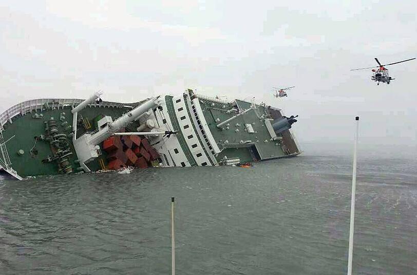 Rettungshubschrauber kreisen über der havarierten Fähre.