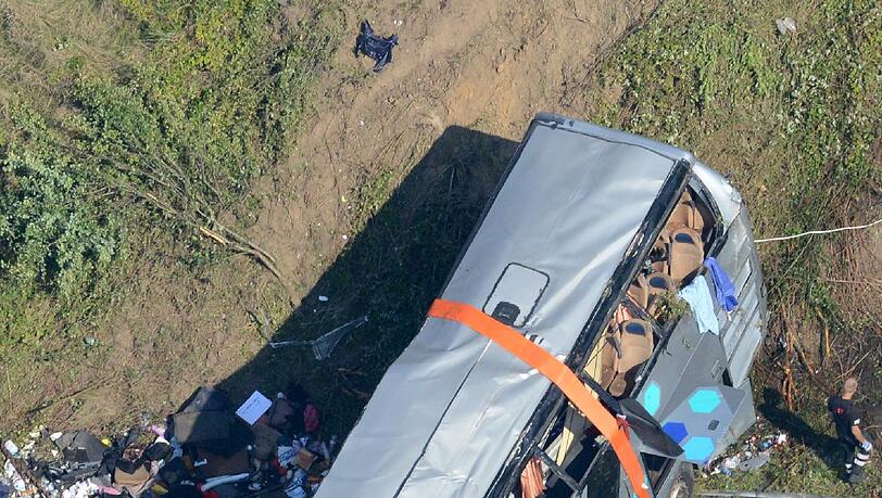 Den Helfern bietet sich ein schrecklicher Anblick. In der Nacht zum Samstag sind bei einem schweren Busunglück mindestens neun Menschen ums Leben gekommen und viele schwer verletzt. Die Bilder! Den Helfern bietet sich ein schrecklicher Anblick. In der Nacht zum Samstag sind bei einem schweren Busunglück mindestens neun Menschen ums Leben gekommen und viele schwer verletzt. Die Bilder!