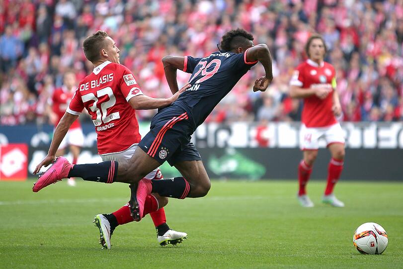 KINGSLEY COMAN: NOTE 2.
Diesmal Rechtsaußen. Sehr geschickt darin, Bälle zu behaupten. Schlau im Passspiel. Holte den Elfmeter mit starkem Solo heraus. Musste ab Minute 30 mit Costa die Seiten tauschen. Top-Top-Top-Flanke auf Lewandowski. Traf dann zum 3:0 (68.). Eine Top-Verstärkung!