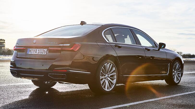 Das Heck des neuen BMW 7ers wird nun durch ein quer verlaufendes Leuchtband unter dem Kofferraum-Deckel geprägt.