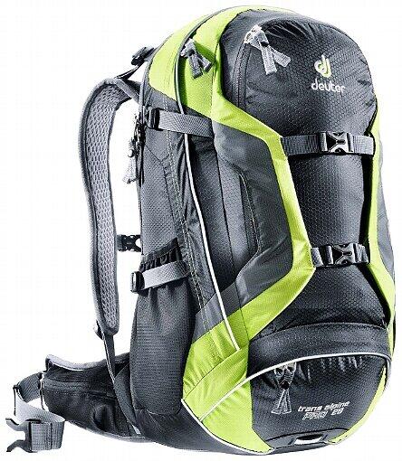 Ein absoluter Klassiker: Mit dem Trans Alpine Pro erweitert Deuter seine Bike-Rucksack-Familie um ein absolutes Top-Modell. Der Ansatz der Hüftflosse ist weit nach innen gerückt und garantiert mit seiner Pull-Forward-Lösung einen extrem kompakten Sitz. Am Rücken findet sich ein separates RV-Fach für die Trinkblase und ein leichter
Federstahl-Rahmen im Rückensystem sorgt dafür, dass nichts durchdrückt und gleichzeitig eine tolle Passform gewährleistet ist. Für die Damen in der SL 24 Liter Version, die Herren mit 28 Litern. www.deuter.com