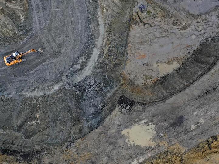 Blick aus der Vogelperspektive auf eine Tongrube in Pforzen. Foto: Karl-Josef Hildenbrand/dpa/Archivbild