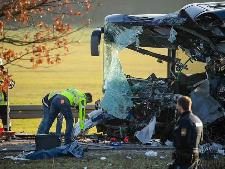 Rettungskräfte an der Unfallstelle im Landkreis Fürth.