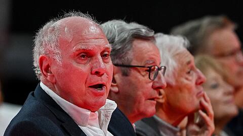 Ehrenpräsident Uli Hoeneß (links) bei der Mitgliederversammlung des FC Bayern Anfang November. (Archivbild) Ehrenpräsident Uli Hoeneß (links) bei der Mitgliederversammlung des FC Bayern Anfang November. (Archivbild)