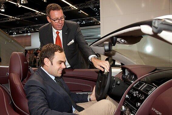 1860-Geschäftsführer Robert Schäfer zu Gast am Aston-Martin-Stand bei der IAA