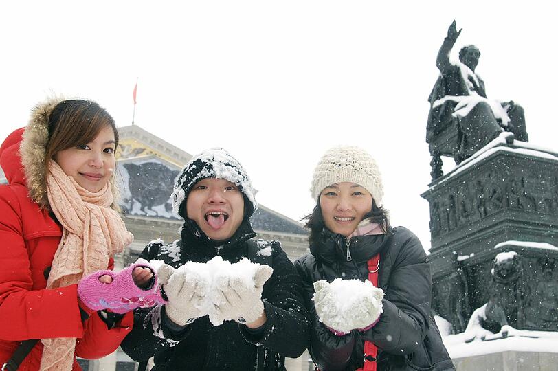 Guo Yu (30), Mei Qie (31) und Tang Jia-Yi (30), Fremdsprachenassistenten: &bdquo;Wir sind total begeistert. Wir kommen aus Chengdu in China. Dort wird es im Winter zwar auch mal kalt, aber es schneit eigentlich nicht....