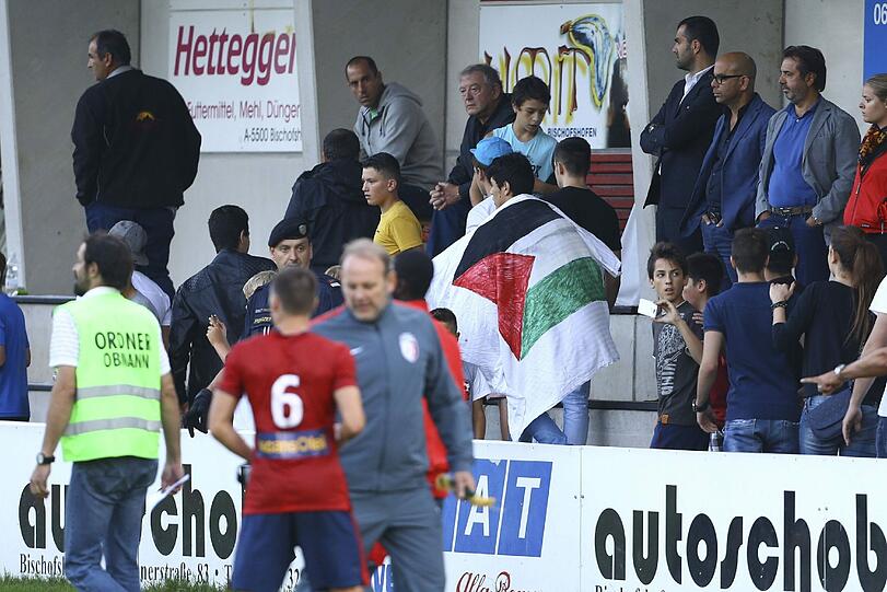 Hass und Gewalt: Prügel-Fans stürmen das Feld mit Palästina-Fahnen und gehen auf die Spieler der israelischen Mannschaft los. Die Bilder.