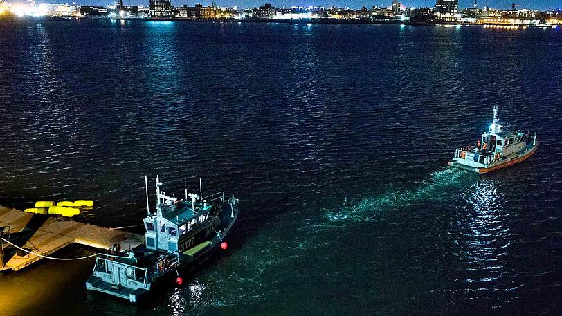 Boote der New Yorker Polizei suchen den East River ab.