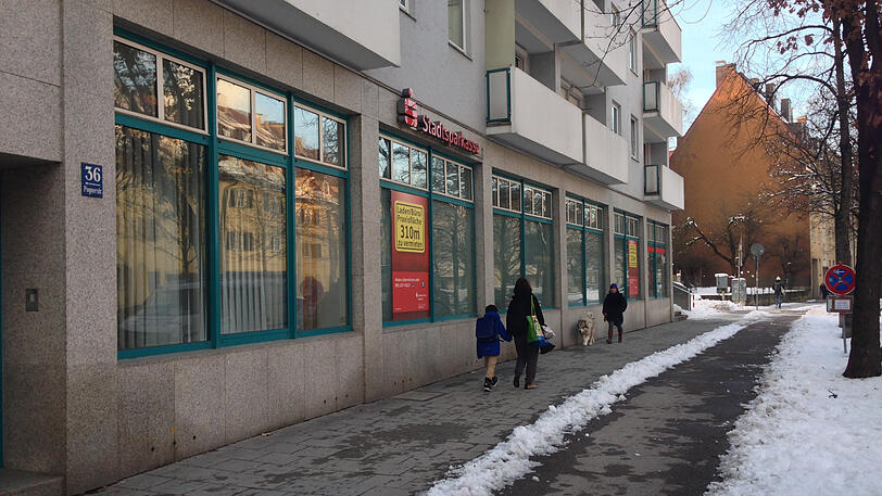 Thalkirchen: Laut Sparkasse schon wieder vermietet. Die "Zu vermieten"-Plakate sprechen eine andere Sprache.