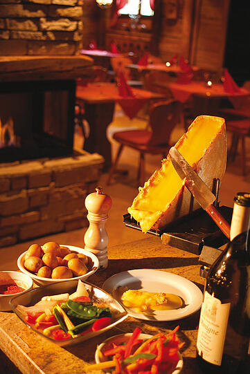 &bdquo;La Grotta&ldquo;, aus dem Holz einer originalen Hütte erbaut, ist der gemütliche Rahmen für Raclettes, Fondues und Graubündner Spezialitäten.