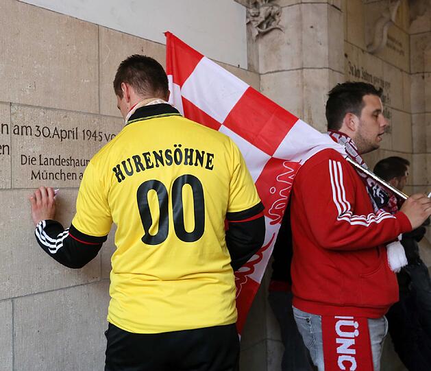 Die Bayernfans sind bereit für einen außergewöhnlichen Fußballabend. Bei brittischem Wetter und bayerischem Bier präsentieren sie die Fans lautstark am Marienplatz. Die besten Bilder.