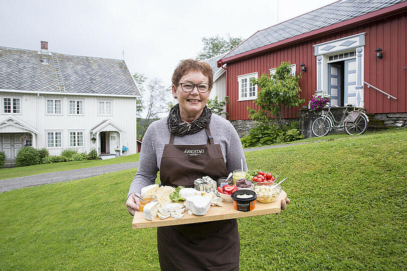 Eis und Käse bietet Bäuerin Astrid Aasen ihren Besuchern.