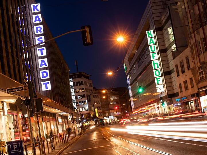 Filialen von Karstadt und Galeria Kaufhof liegen sich an einer Straße in Düsseldorf gegenüber.