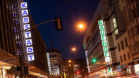 Filialen von Karstadt und Galeria Kaufhof liegen sich an einer Straße in Düsseldorf gegenüber.