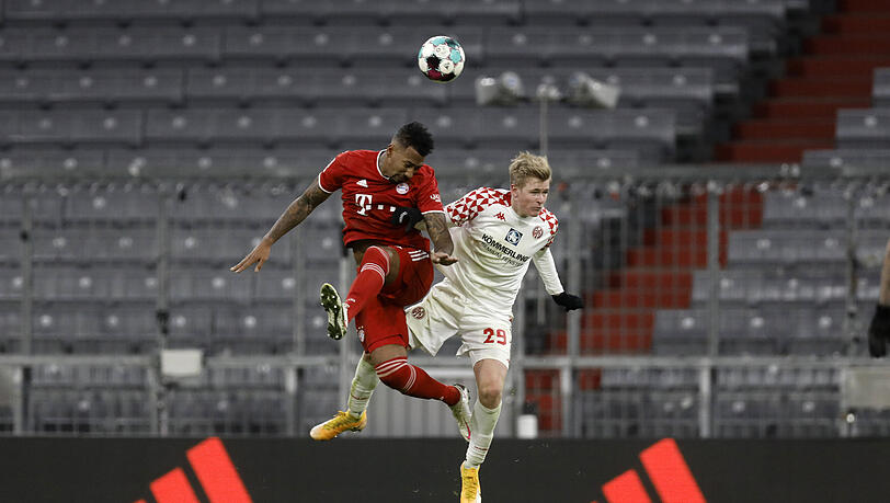 Jérôme Boateng ging vor dem Führungstreffer für Mainz nach einem Zweikampf mit Jonathan Burkhardt zu Boden, der Schiedsrichter ließ aber weiterspielen.