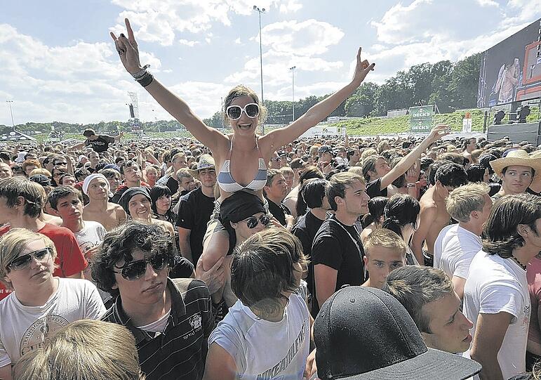 Let&rsquo;s rock! Vor der Centerstage drängen sich die Festival-Fans. Und weil&rsquo;s diesmal so schön warm ist, feiert man bzw. Frau auch gerne mal im Bikini. Fotos (2): Berny Meyer