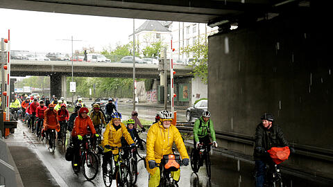 Auch bei garstigem Wetter unterwegs: Teilnehmer der Radsternfahrt in München am Sonntag, 21.4.2024.
