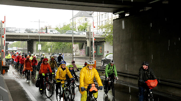 Auch bei garstigem Wetter unterwegs: Teilnehmer der Radsternfahrt in München am Sonntag, 21.4.2024.