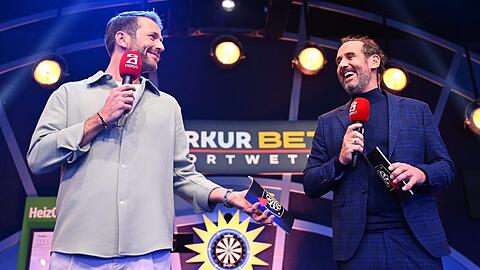 Christian D&uuml;ren und Elmar Paulke (r.) moderieren "Die Promi-Darts-WM" 2026.