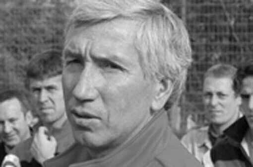 Der ehemalige Bundesligaspieler und -trainer Willi Entenmann ist tot. Der 68-Jährige starb am Dienstag in einem Krankenhaus in Garmisch-Partenkirchen.