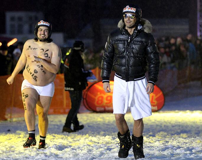 Nacktrodeln sorgt für Spaß im Harz: 25 000 Besucher ließen sich das Spektakel im vergangenen Jahr nicht entgehen - mit dabei: das schwedische Topmodel Markus Schenkenberg.
