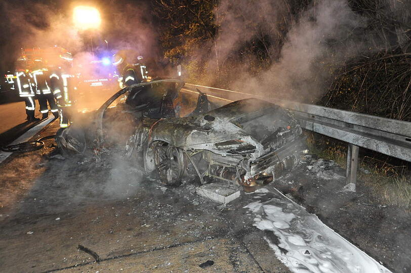 &bdquo;Die haben wahnsinniges Glück gehabt. Ihr Porsche war mit mindesten Tempo 150 Kilometern pro Stunde unterwegs&ldquo; - die Bilder vom Horror-Crash auf der A92.