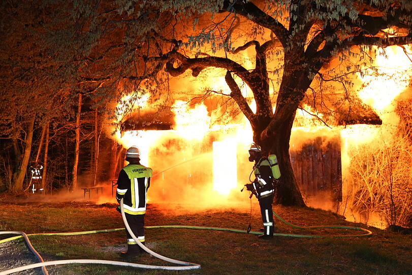 Die kleine Hütte am Waldrand stand beim Eintreffen der Feuerwehr im Volbrand. Die Flammen schlugen teilweise bis zu zwölf Meter hoch.