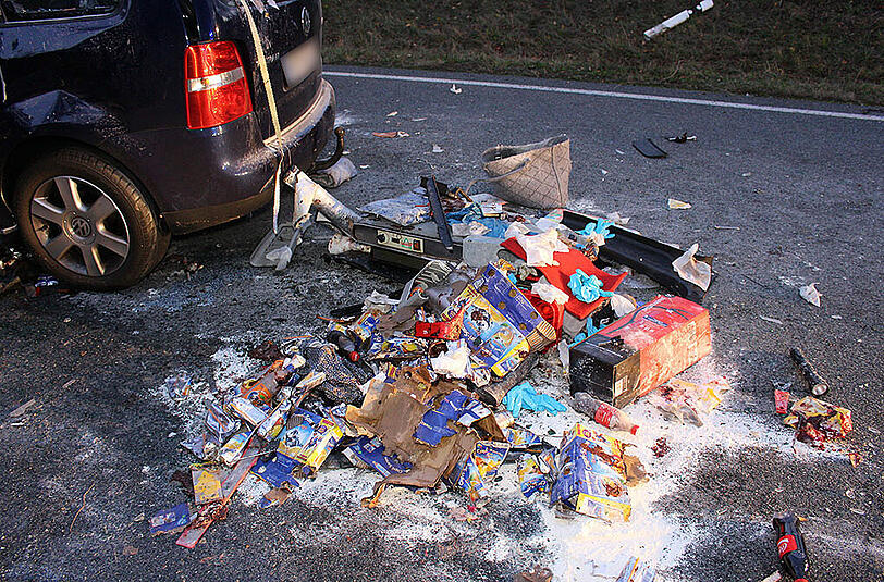 Bei dem Crash wurde der VW Touran komplett zerstört. Die Bilder von der Unfallstelle.