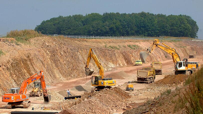 Baustellen für beispielsweise freistehenden Gewerbegebiete gibt es derzeit in Bayern zu viele, prangert der Bund Naturschutz an. (Symbolbild)