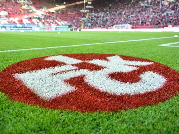 Das Logo des 1. FC Kaiserslautern ist auf dem Spielfeld zu sehen. Foto: picture alliance / dpa/Archivbild
