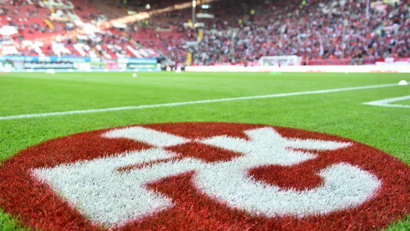 Das Logo des 1. FC Kaiserslautern ist auf dem Spielfeld zu sehen. Foto: picture alliance / dpa/Archivbild Das Logo des 1. FC Kaiserslautern ist auf dem Spielfeld zu sehen. Foto: picture alliance / dpa/Archivbild