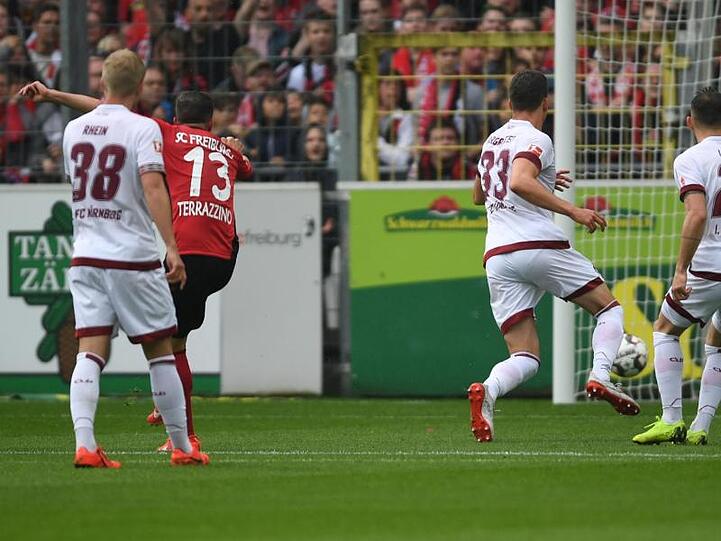 Marco Terrazzino (2.v.l) lässt FCN-Keeper Christian Mathenia keine Chance und trifft zum 1:0 für Freiburg.