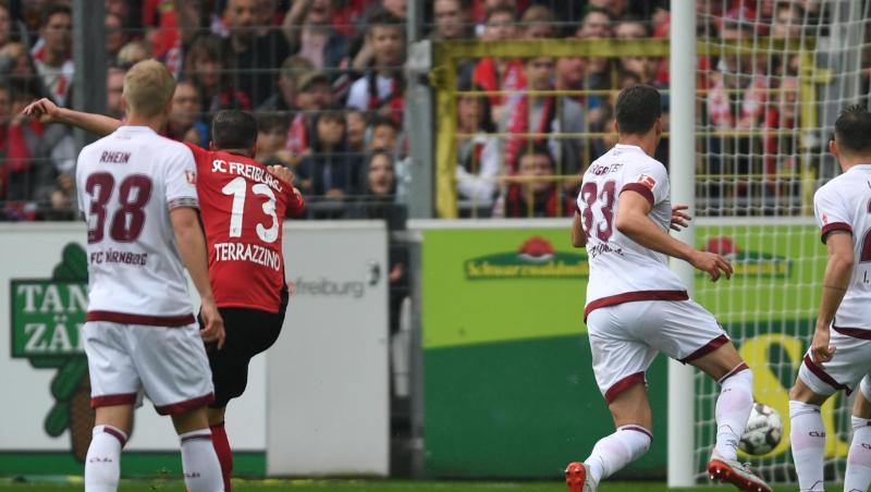 Marco Terrazzino (2.v.l) lässt FCN-Keeper Christian Mathenia keine Chance und trifft zum 1:0 für Freiburg. Marco Terrazzino (2.v.l) lässt FCN-Keeper Christian Mathenia keine Chance und trifft zum 1:0 für Freiburg.